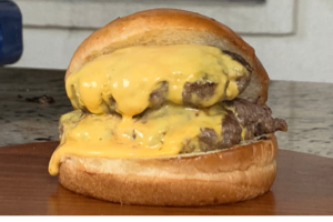 X-burger duplo com american cheese feito pelo Hamburgueiro Raiz